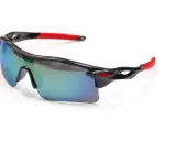 Sportowe okulary rowerowe z lustrzanymi soczewkami i czerwonymi zausznikami. Idealne, gdy zastanawiasz się, jakie okulary na rower wybrać.