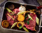 Råstekta köttbitar med apelsin, lök, vitlök och stjärnanis i en form. Ett perfekt minutfile recept för en festmåltid.