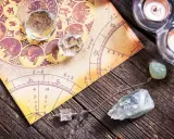 Numerologiczna 11 mężczyzna, jak ten zodiakalny, szuka głębszego sensu. Kryształy i świece tworzą mistyczną atmosferę.