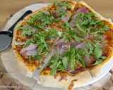 Pizza z szynką i rukolą, idealna na szybki obiad. Ciasto na pizzę dzień wcześniej przygotowane, teraz tylko piec i cieszyć się smakiem.
