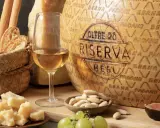 Momento di degustazione grana padano: formaggio stagionato, pane, uva, fichi e vino bianco.