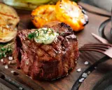 Perfekt gegrilltes Fleisch mit Kräuterbutter, dazu gegrilltes Gemüse und eine Dip-Schale.