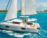 Catamaran Lagoon 42 naviguant sur des eaux turquoise. La fiche technique de ce voilier de luxe promet des croisières inoubliables.