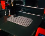 Ile kosztuje godzina druku 3D? Pełna wycena i ukryte koszty.