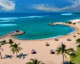 Idealne wakacje na Bali: piaszczysta plaża, turkusowe morze, palmy i zaciszne altanki. Raj dla każdego!