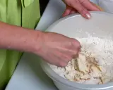 Ręce mieszają mąkę z tłuszczem w misce. Szukasz sposobu, czym zastąpić drożdże?