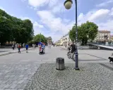 Spacer po centrum Radomia, gdzie widać ludzi spacerujących, jeżdżących na rowerze i z psem. Ile ludzi mieszka w Radomiu? Tyle, ilu widać na tym zdjęciu i znacznie więcej!