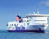 Prom na morzu z napisem Stena Line. Płynie po spokojnych wodach, oferując pasażerom dostęp do wifi.