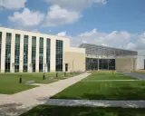 Nowoczesny budynek z przeszklonym atrium, idealny dla prywatne uczelnie Poznań.