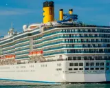 La nave da crociera Costa Mediterranea solca le acque blu, pronta per un'avventura nel Mar Mediterraneo.