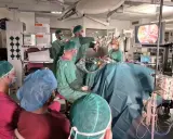 Zespół medyczny podczas operacji guza nerki. Po udanym zabiegu rozpoczyna się rehabilitacja po operacji guza nerki.