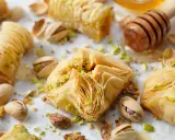 Deliciosos postres de baklava con pistachos y miel, perfectos para tus recetas con masa filo.