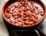 Un piatto fumante di fagioli all'uccelletto ricetta toscana, un classico saporito e confortante.