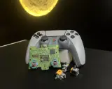 Na zdjęciu widać rozłożony kontroler DualSense z płytką drukowaną i kilkoma joystickami.