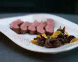 Saftiges Flank Steak, in Scheiben geschnitten, serviert mit dunkler Schokolade und knusprigen Chips.