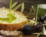 Fettunta: pane tostato con olio d'oliva fresco, olive e sale grosso.