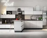 Cucina moderna con isola centrale, pensili bianchi e lavagna con scritta "cooking in your kitchen". Ottima pittura lavabile cucina, opinioni positive per la praticità.