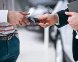 Un hombre entrega las llaves de un coche para una tasación de vehículo.