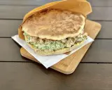 Pyszna bułka z zielonym farszem i kawałkami mięsa. Idealne dobre jedzenie Sanok na szybki lunch.