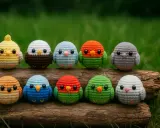 Diez adorables pajaritos de ganchillo, de varios colores, sentados en un tronco. ¡Perfectos patrones para crear tu propia bandada!