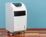 Climatiseur mobile blanc sur roulettes, idéal pour les grandes pièces. Le meilleur climatiseur mobile 12000 BTU pour un confort optimal.