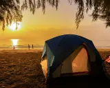 Namiot na plaży o zachodzie słońca. Idealne miejsce na najlepsze pola namiotowe nad morzem.