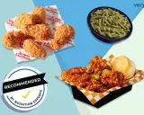 Kawałki smażonego kurczaka KFC, fasolka szparagowa i bułka. Czy to dobry wybór pod kątem twister kfc kcal?