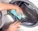 Limpiando la goma de la lavadora para eliminar el mal olor.
