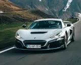 Silberner Rimac Nevera rast auf einer Bergstraße. Der Rimac Nevera Preis ist hoch, aber die Leistung ist unübertroffen.