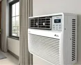Climatiseur blanc moderne installé dans une pièce, offrant une solution climatisation efficace pour un confort optimal.