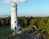 Wieża widokowa na szczycie góry, otoczona lasem. To wielka sowa wśród drzew, a szlak prowadzący tu jest najładniejszy.