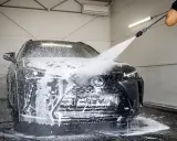 Aktywna piana na ciemnym Lexusie. Czekamy, aż piana zadziała, zanim spłuczemy brud.
