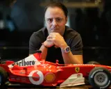 Felipe Massa posa con un modelo de coche de Fórmula 1 de Ferrari, recordando sus días en la pista.
