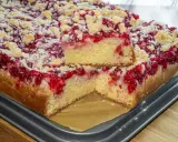 Puszyste ciasto drożdżowe z malinami i kruszonką na dużą blachę. Prosty przepis na pyszny deser.