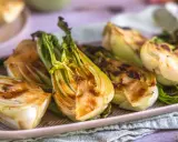 Halbierte Pak Choi-Stücke, die auf einem Teller mit Grillspuren liegen. Köstlich und gesund!
