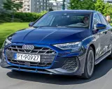 Niebieskie Audi A3 w ruchu miejskim. Sprawdź atrakcyjną audi a3 cena i wybierz swój wymarzony model.