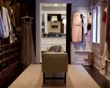 El vestidor de Carrie Bradshaw, lleno de vestidos elegantes y zapatos de diseñador.