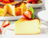 Idealny sernik, który każdemu wychodzi. Kremowy środek, lekko przypieczona góra, udekorowany truskawką i miętą.