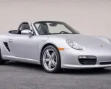Silberner Porsche Boxster 987 Cabriolet, ein Klassiker mit stabiler Wertentwicklung.