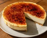 En krämig cheesecake med karamelliserad yta, perfekt för ett creme brulee recept.