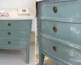 Mueble de tres cajones con acabado desgastado, ideal para restaurar muebles antiguos estilo vintage.