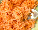 Pyszna surówka z marchewki jak z restauracji, kremowa i apetyczna. Widok z bliska na widelcu.