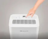 Mano ajustando la velocidad en un deshumidificador Ufesa Wellness Dry 2000. Guía para saber como elegir un deshumidificador.