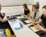 Uczestniczki kursu online dla higienistek stomatologicznych ćwiczą na modelach szczęk.