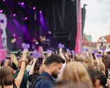 Publik med lila hjärtan och mobiler fångar en konsertupplevelse under ett av Göteborgs evenemang.