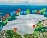 Widok na Zalew Rybnicki z zaznaczonymi atrakcjami: plaże, restauracje, sporty wodne, trasy rowerowe i miejsca rekreacji.