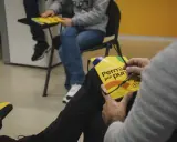 Persona revisa manual "Permiso por puntos" para recuperar puntos carnet online.