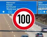 Na autostradzie A9 znak ograniczenia prędkości do 100 km/h i drogowskazy do Hanoweru, Dortmundu, Kolonii i Frankfurtu.