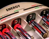 Ein NiMH Ladegerät mit AA-Akkus, die geladen werden. Ladeanzeigen zeigen "Charging" und "Ready".