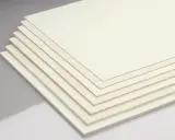 Mehrere dünne Platten aus hellem **Birkensperrholz** liegen übereinander.